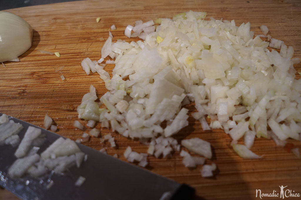 Cutting Onions Chilean Baked Beef Empanadas / Empanadas de Pino. #Cooking #Recipes #ChileanGastronomy #ChileanRecipes #SouthAmericanRecipes Gloria Apara Nomadicchica.com 