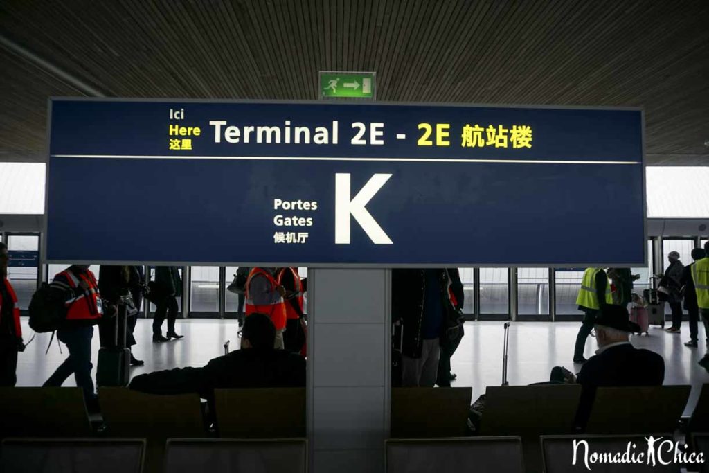 Señaléticas en chino en Hub de Air France en aeropuerto Paris Charles de Gaulle