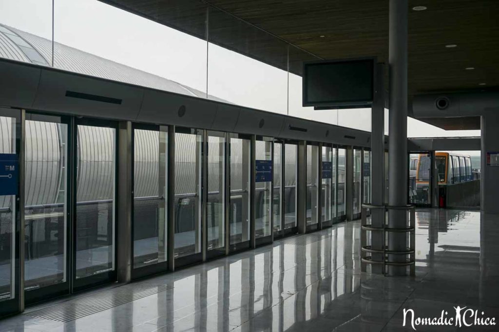 tren de conexion puertas K L M en Hub de Air France en aeropuerto Paris Charles de Gaulle