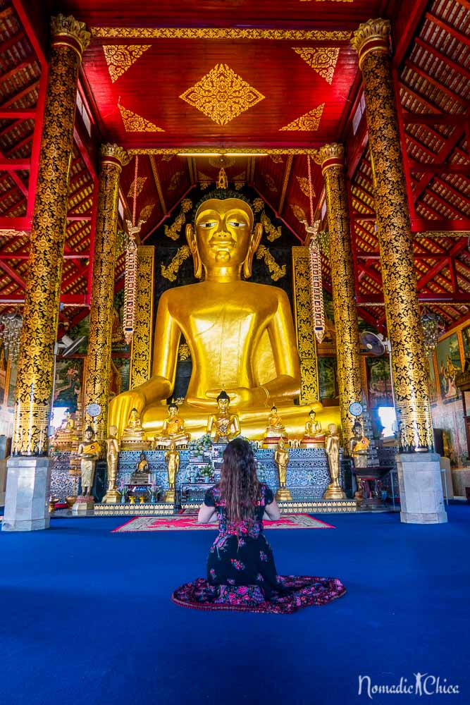 Helado de coco azul en el Templo Azul en Chiang Rai, Tailandia. #Viajes #Tailandia Nomadicchica.com 