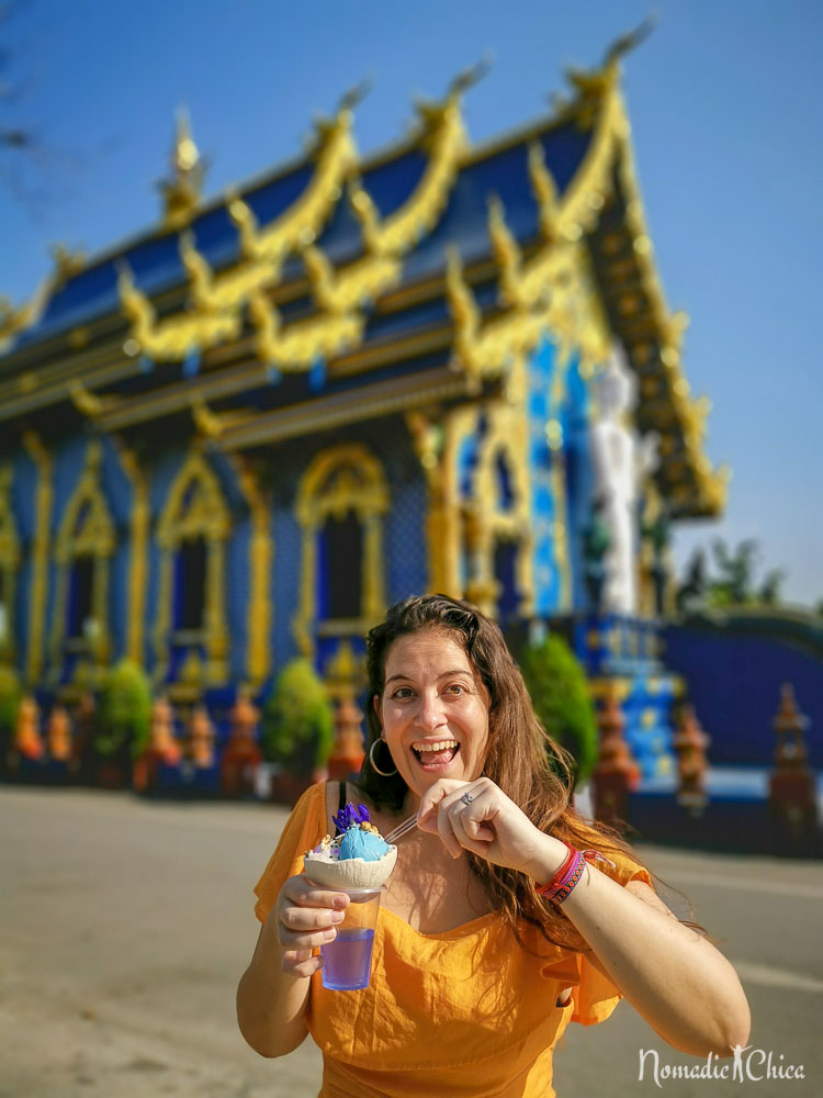 Helado de coco azul en el Templo Azul en Chiang Rai, Tailandia. #Viajes #Tailandia Nomadicchica.com 